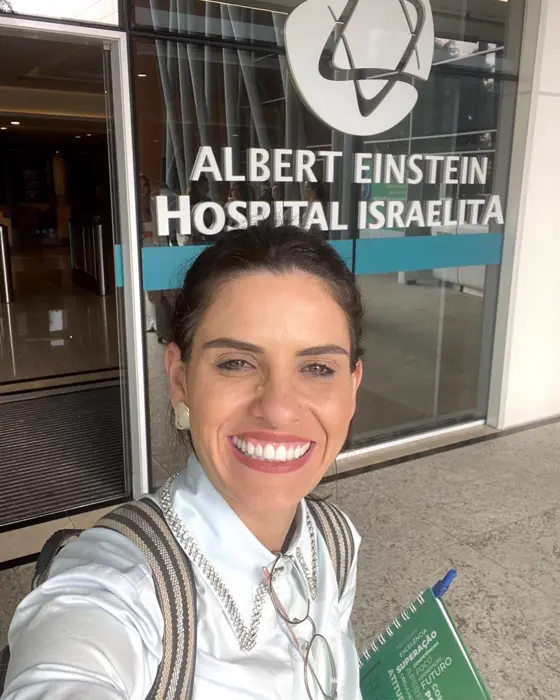 Marília Abritta Franco em frente ao Hospital Israelita Albert Einstein